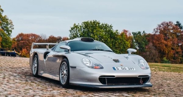 GT1 клас на BPR Global GT Series дава на света някои от най-яките хомологационни автомобили в историята . В средата на 90-те години McLaren F1 GTR е доминиращата сила и Porsche се нуждае от нова кола, за да го победи. 

Преди Porsche 911 GT1 повечето автомобили с хомологация са шосейни, които след това стават състезателни. Porsche решава да направи обратното с GT1. Компанията проектира специално създаден Le Mans GT, като разрязва 993 наполовина и свързва предната му част със задната част на прототип на състезателна кола 962. Резултатът се възползва от преработената версия на 3.2L twin-turbo плосък шестцилиндров двигател на 962 и запазва разположението му в средата, отделяйки го от историческия формат на задния мотор на 911. За да може тази смес да се състезава, Porsche трябва да създаде примери за пътя &mdash; GT1 Stra&szlig;enversion.

Докато състезателната версия на 911 GT1 идва преди спечелването на Льо Ман през 1998 г., Porsche модифицира шосейната версия в Щутгарт, от която са направени само 20 бройки. Една от тези GT1 Stra&szlig;enversions отива на търг през 2017 г. и неочаквано удря $5,665,000 поради своята рядкост и родословие.
